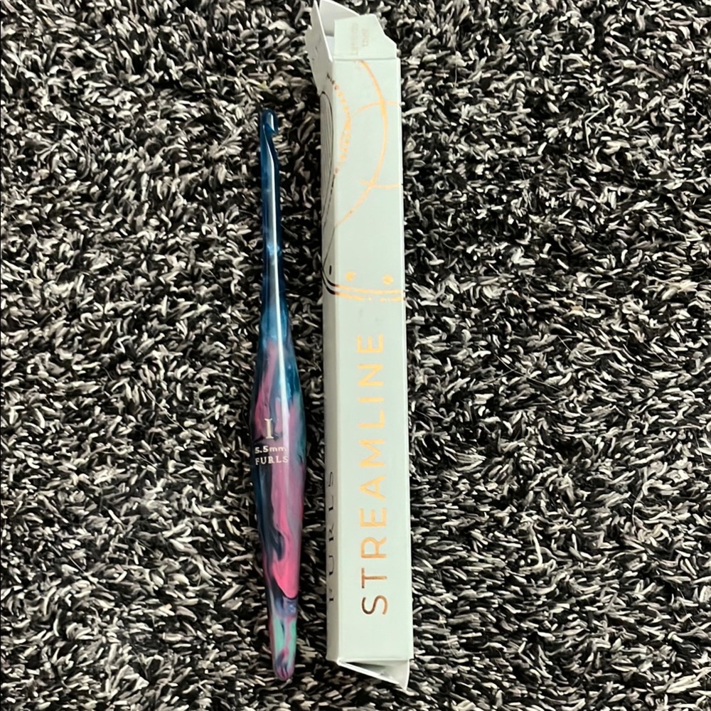 Streamline Swirl Crochet Hook - Purple and Blue